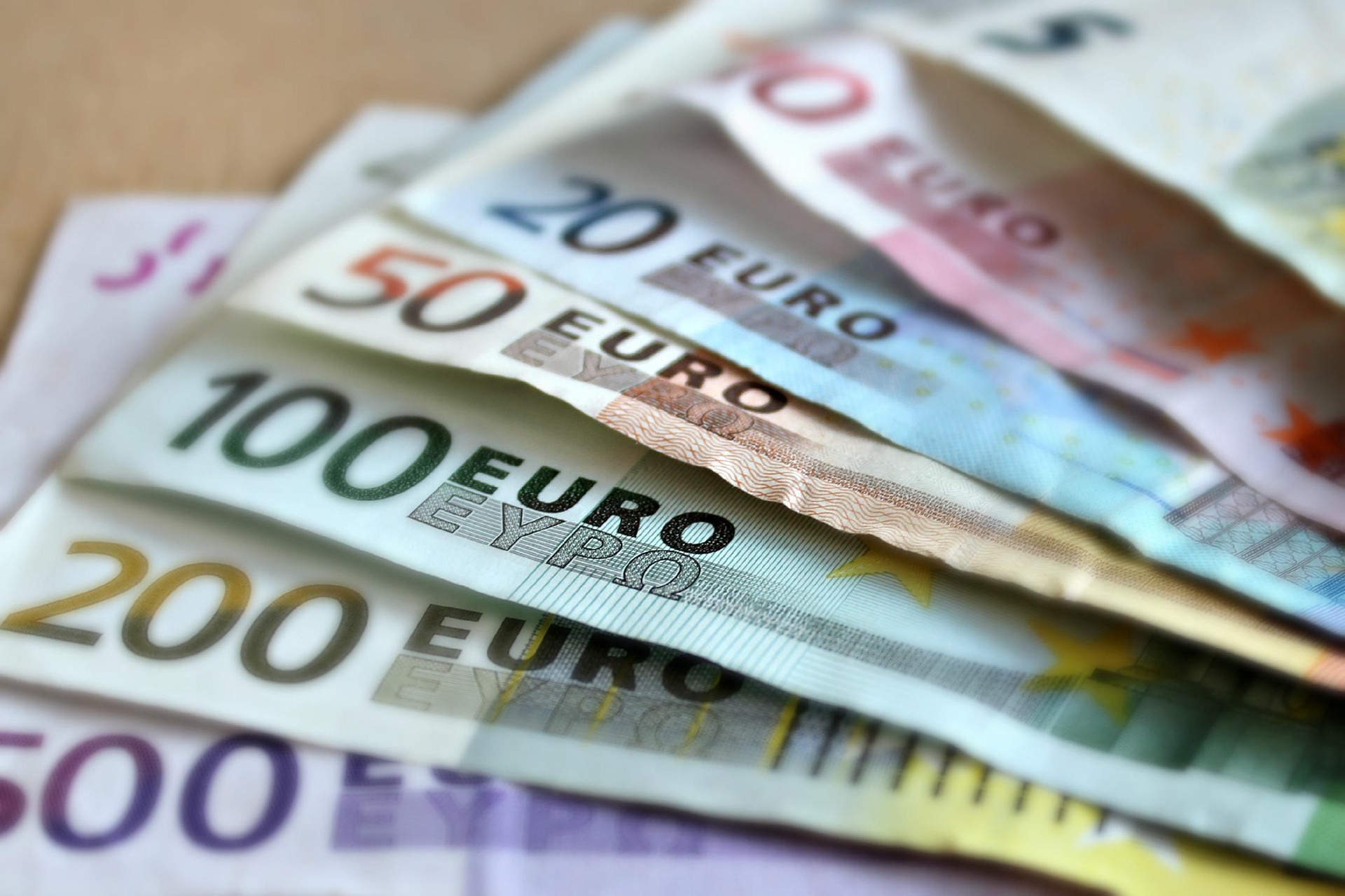 Patru banci mari au renuntat la operatiunile de schimb valutar.