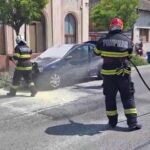 Un autoturism a luat foc in centrul orasului Salonta