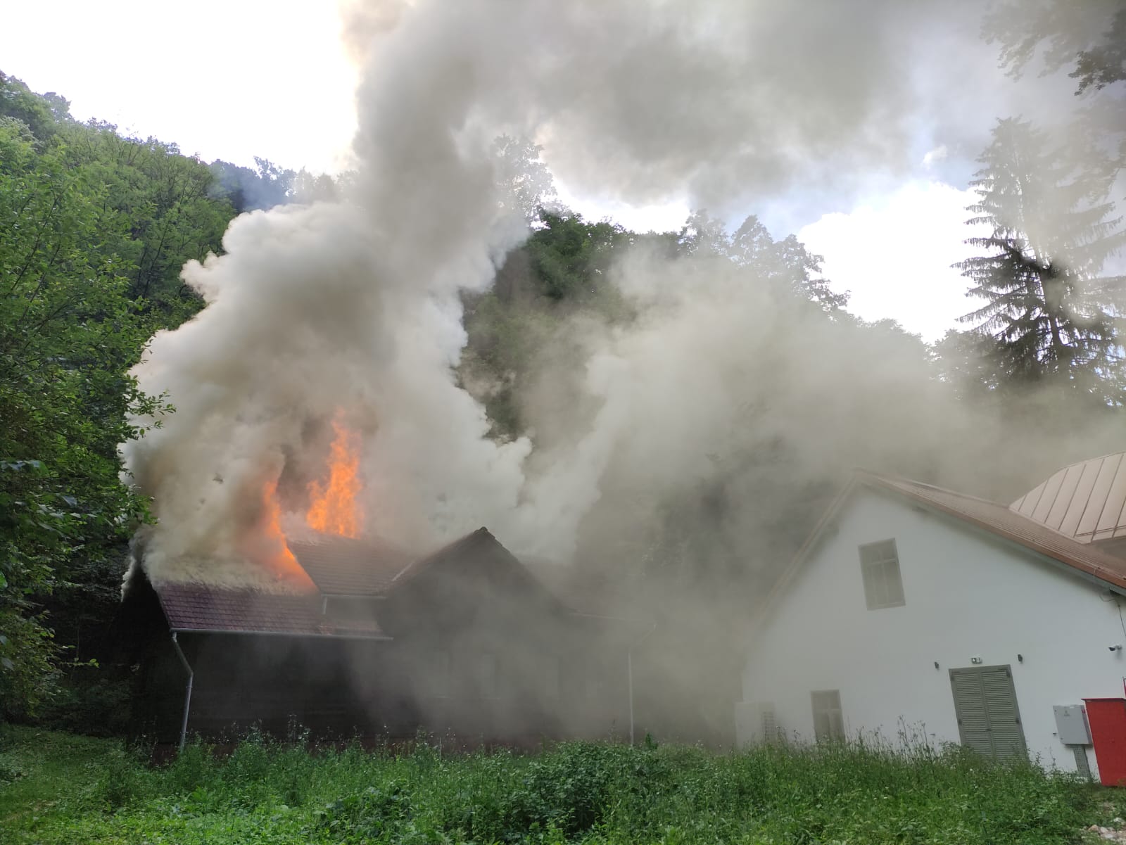 Incendiu violent la o cabana din Vadu Crisului. Si la aceasta ora se actioneaza pentru stingerea focarelor.