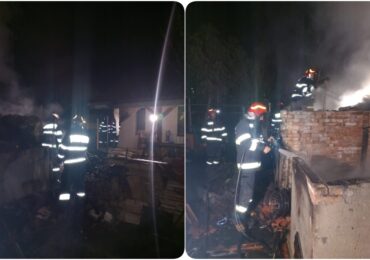 Incendiu violent la o gospodarie din Santandrei, duminica noaptea. Cauza e un jar nestins aruncat de proprietar