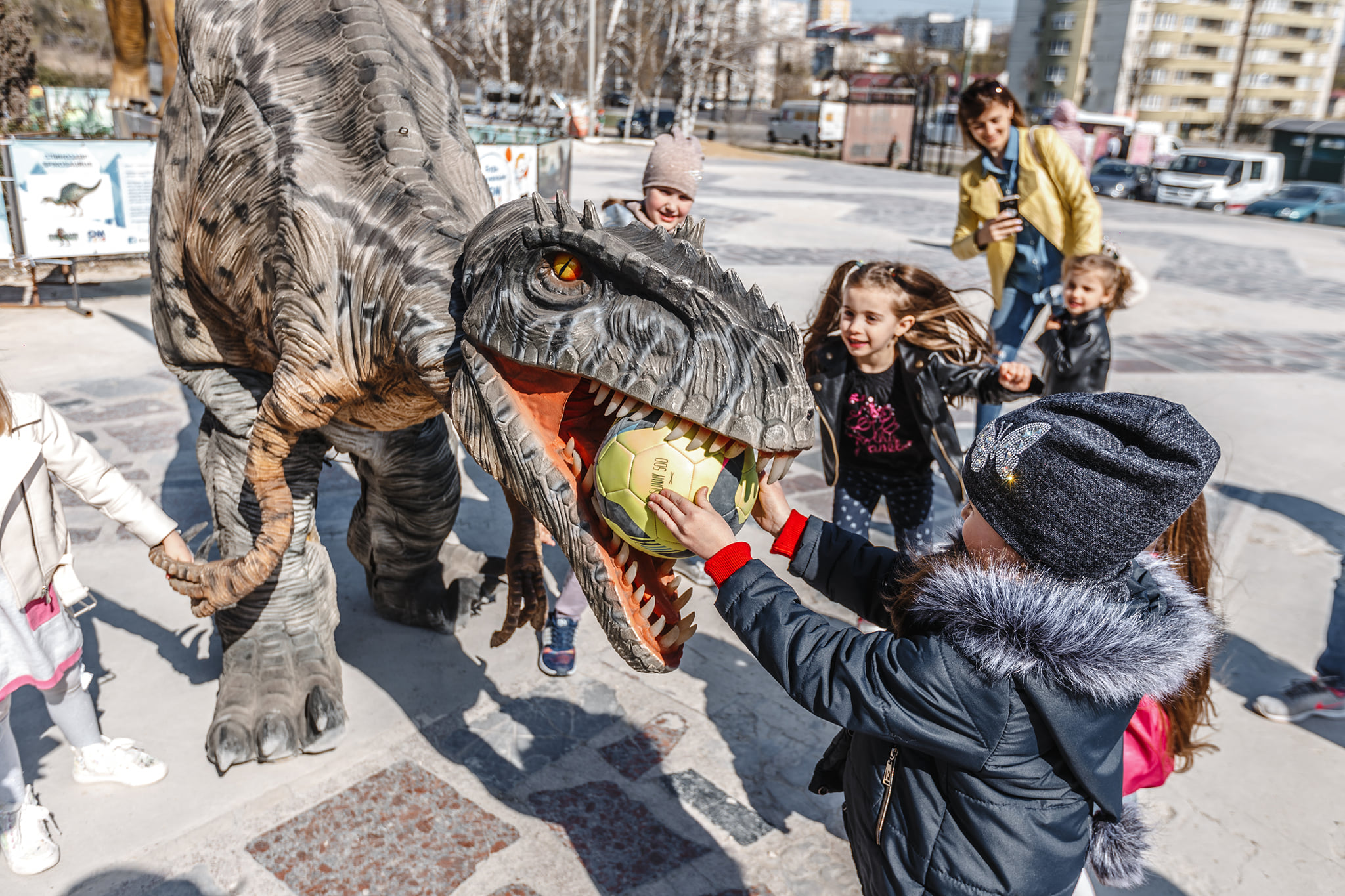 Dino Park la Oradea – peste 55 de exponate ale unor dinozauri animatronici de dimensiuni reale in Parcul Cetatii Oradea