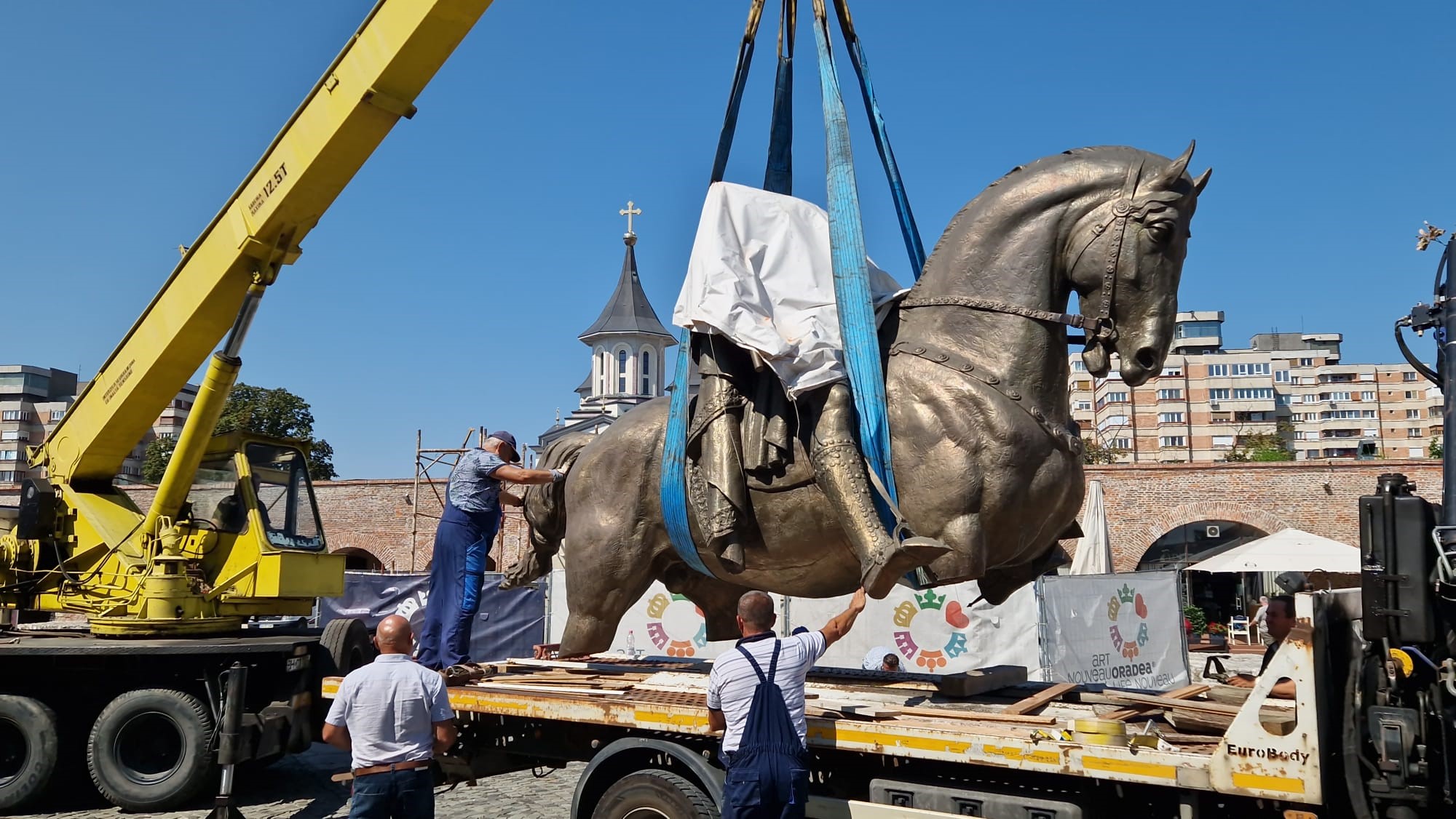 Sfantul Ladislau se intoarce in Cetatea Oradea. A început montarea statuii în curtea exterioară a Cetății