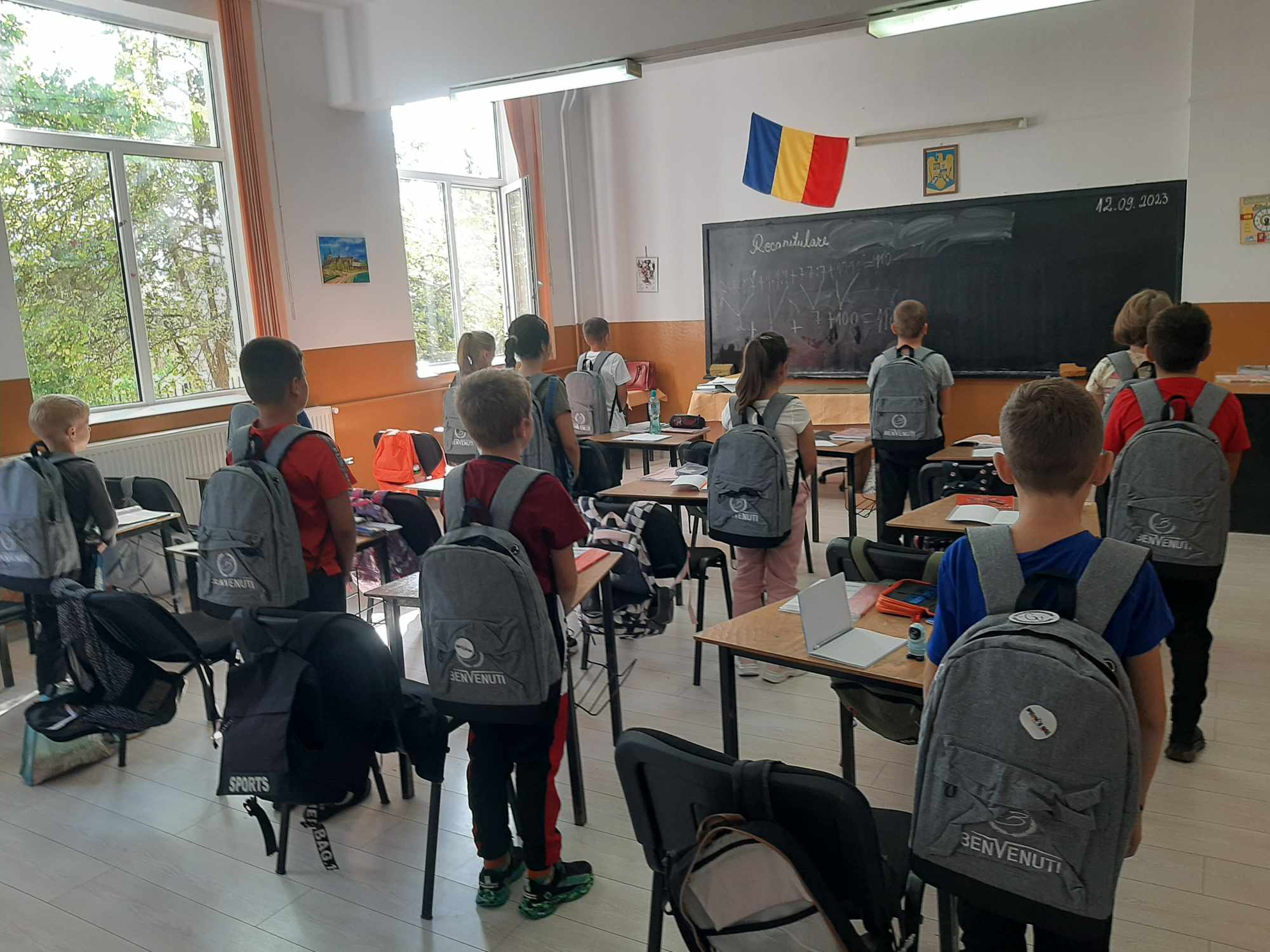 Rucsaci si rechizite pentru 30 de elevi din Varciorog, in cadrul unei actiuni a asociatiei Pro Bambini din Oradea