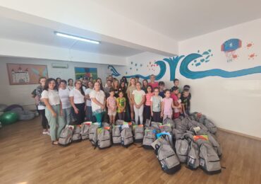 Copiii de la Centrul de Zi din Oradea au primit daruri de la partenerii DASO, in prima zi de scoala