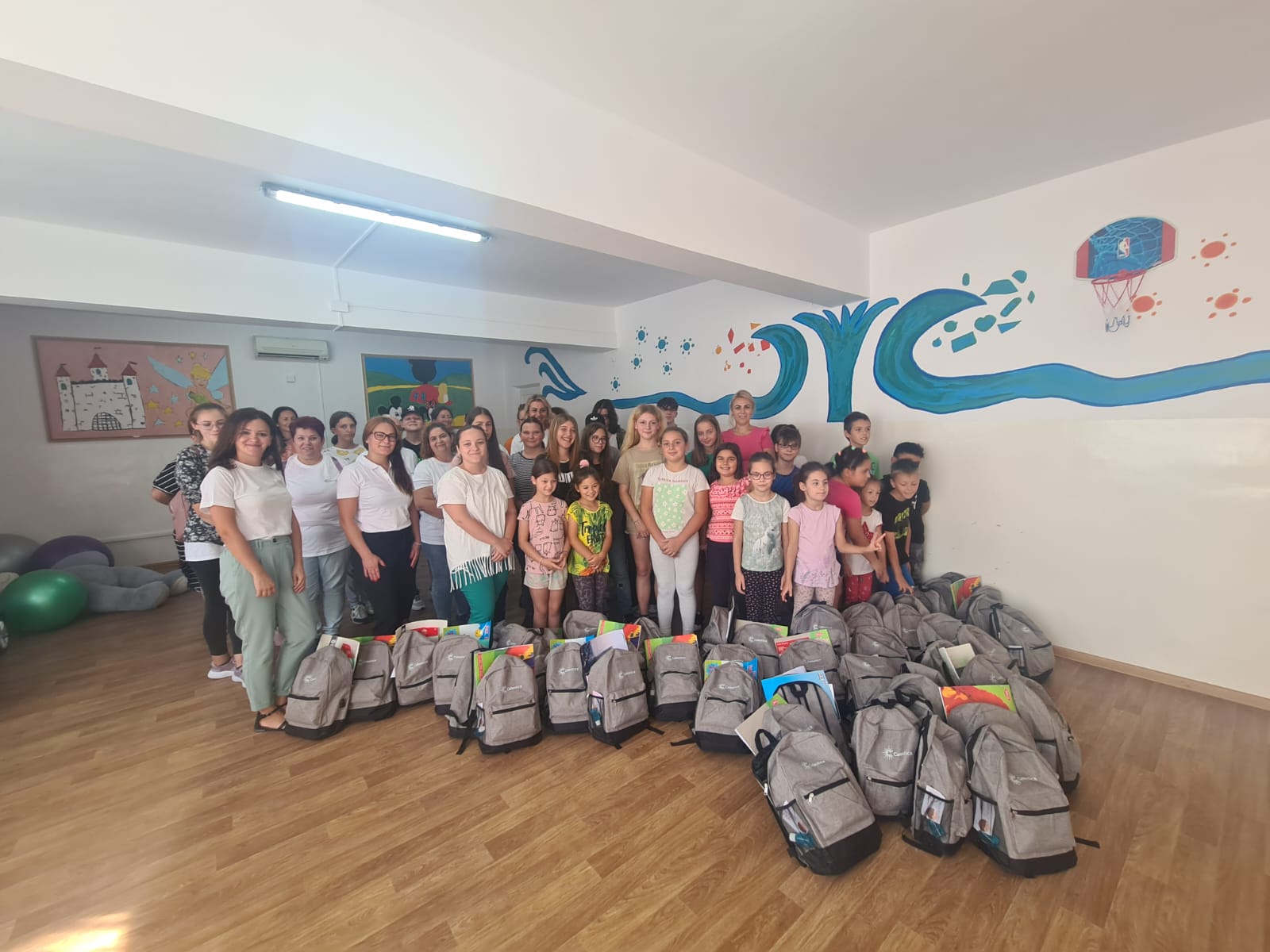Copiii de la Centrul de Zi din Oradea au primit daruri de la partenerii DASO, in prima zi de scoala