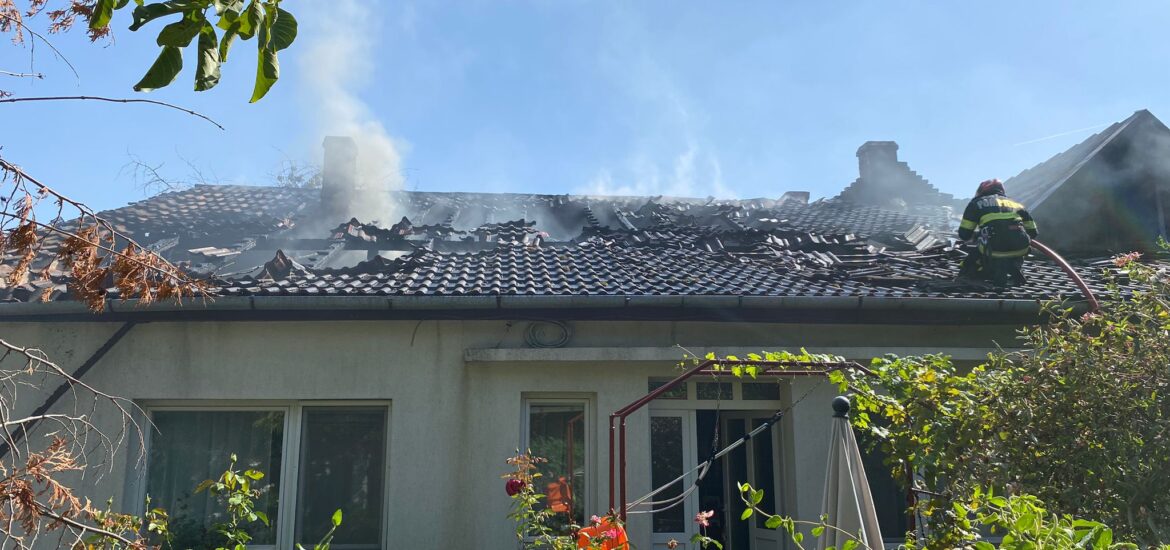 Incendiu violent la o casa din Oradea. Propietarii au ramas fara acoperis