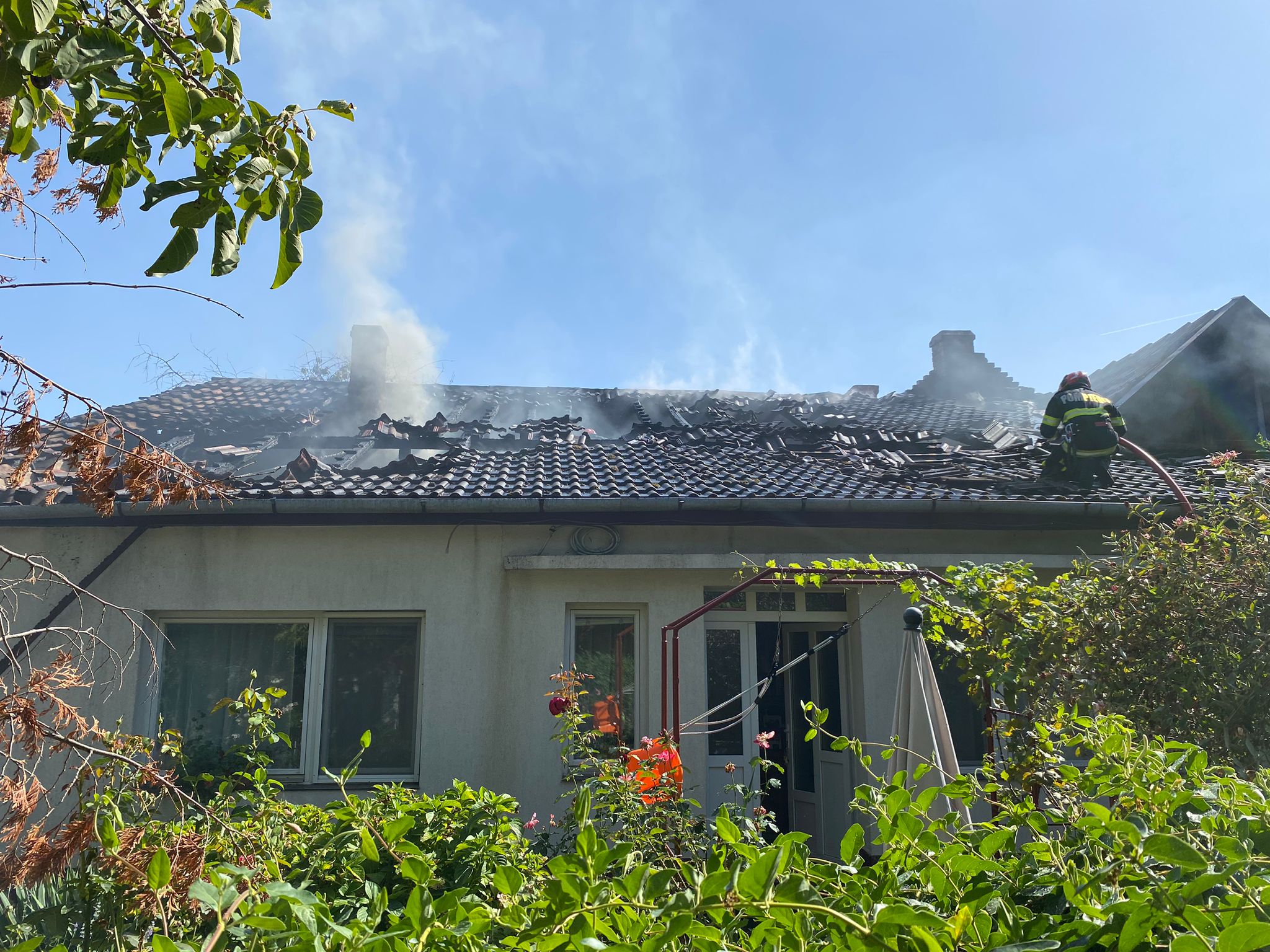 Incendiu violent la o casa din Oradea. Propietarii au ramas fara acoperis