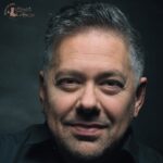 Vocalistul și pianistul de origine orădeană Kovács Péter „Kovax” va concerta la Sala Arcadia