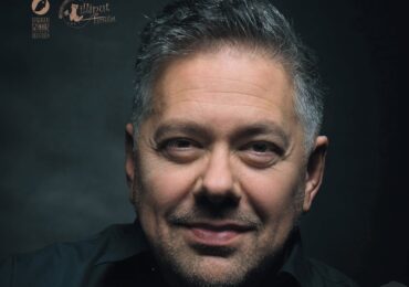 Vocalistul și pianistul de origine orădeană Kovács Péter „Kovax” va concerta la Sala Arcadia