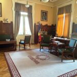 Biroul primarului prins intr-un tur de vizitare a expozitiei Centenarul Constituției României Mari (1923 – 2023)”. Vino si tu si vezi de unde au condus Oradea cei 30 de primari din ultimii 100 de ani