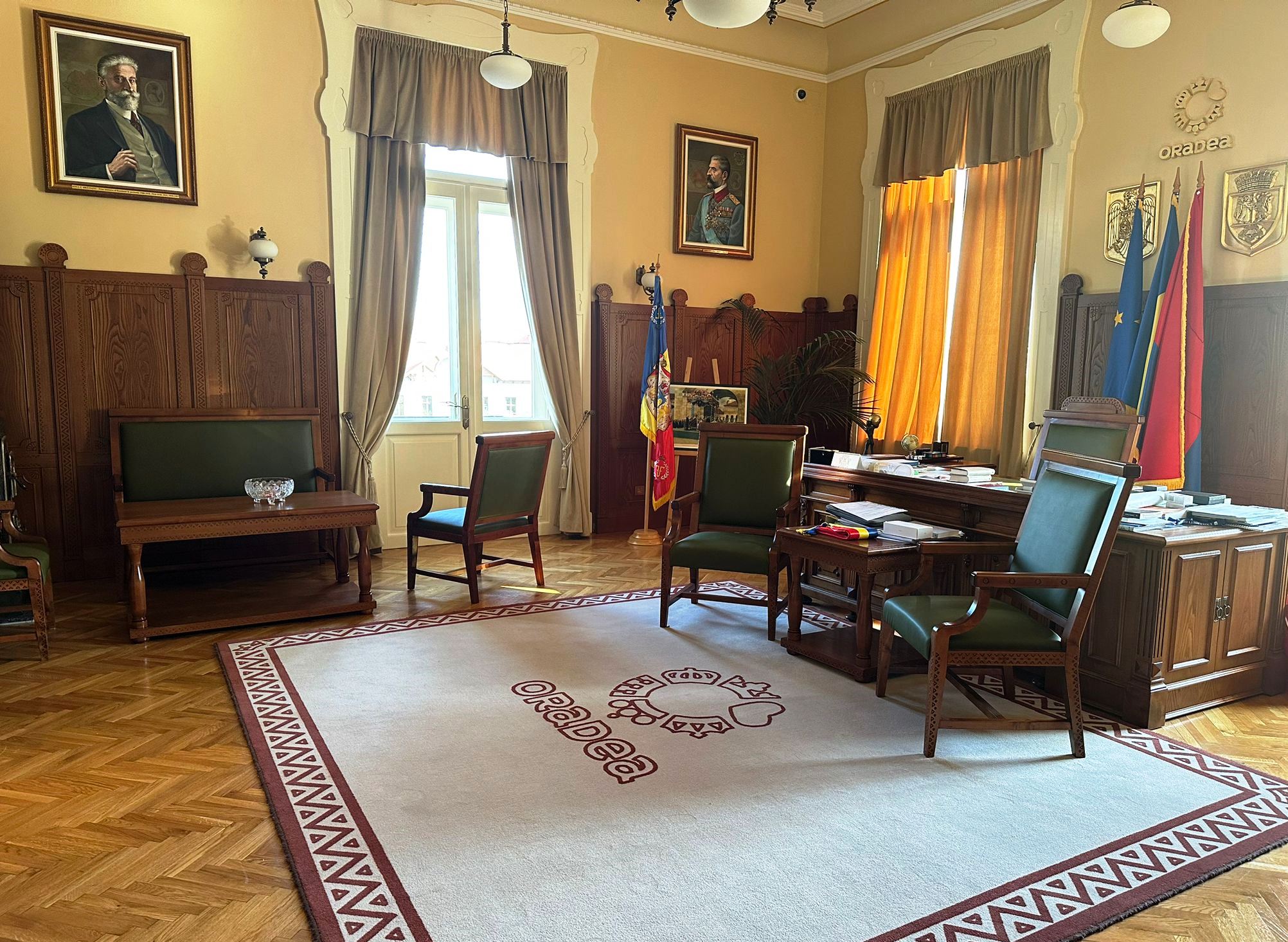 Biroul primarului prins intr-un tur de vizitare a expozitiei Centenarul Constituției României Mari (1923 – 2023)”. Vino si tu si vezi de unde au condus Oradea cei 30 de primari din ultimii 100 de ani