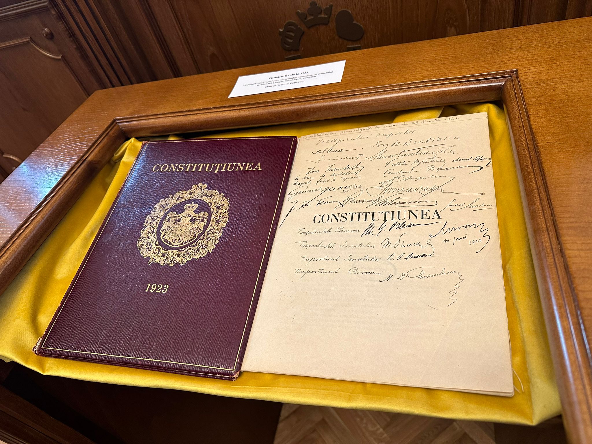Un exemplar original al Constituţiei de la 1923 poate fi vazut in Sala Mare a Primariei Oradea pana pe 25 octombrie 2023