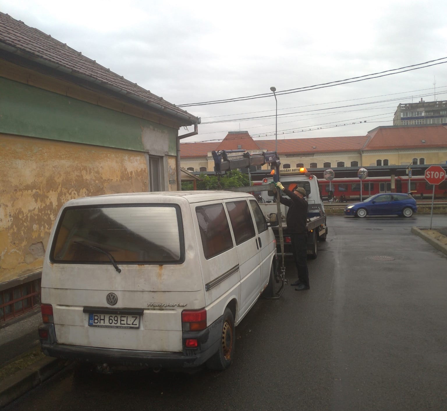 Mașină abandonată, ridicată de pe domeniul public
