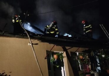 Un incendiu violent  in Bratca a fost stins cu greu de pompieri, care au salvat o casa invecinata si un grajd plin cu animale