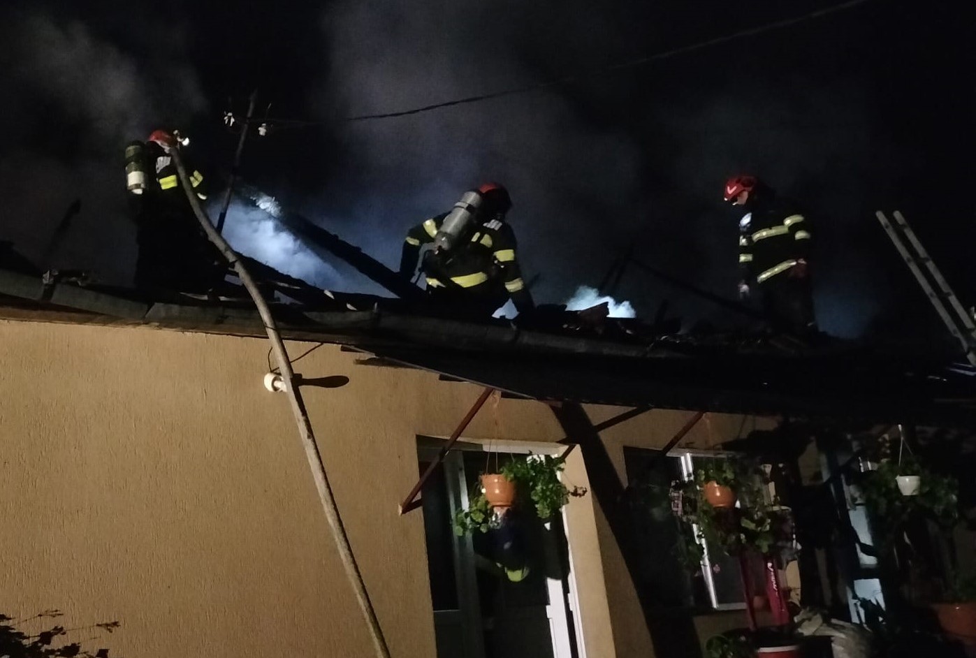 Un incendiu violent  in Bratca a fost stins cu greu de pompieri, care au salvat o casa invecinata si un grajd plin cu animale