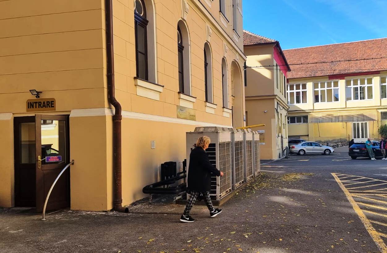 S-a redeschis accesul in parcarea din curtea Primariei Oradea, dar s-a inchis accesul prin Poarta 2