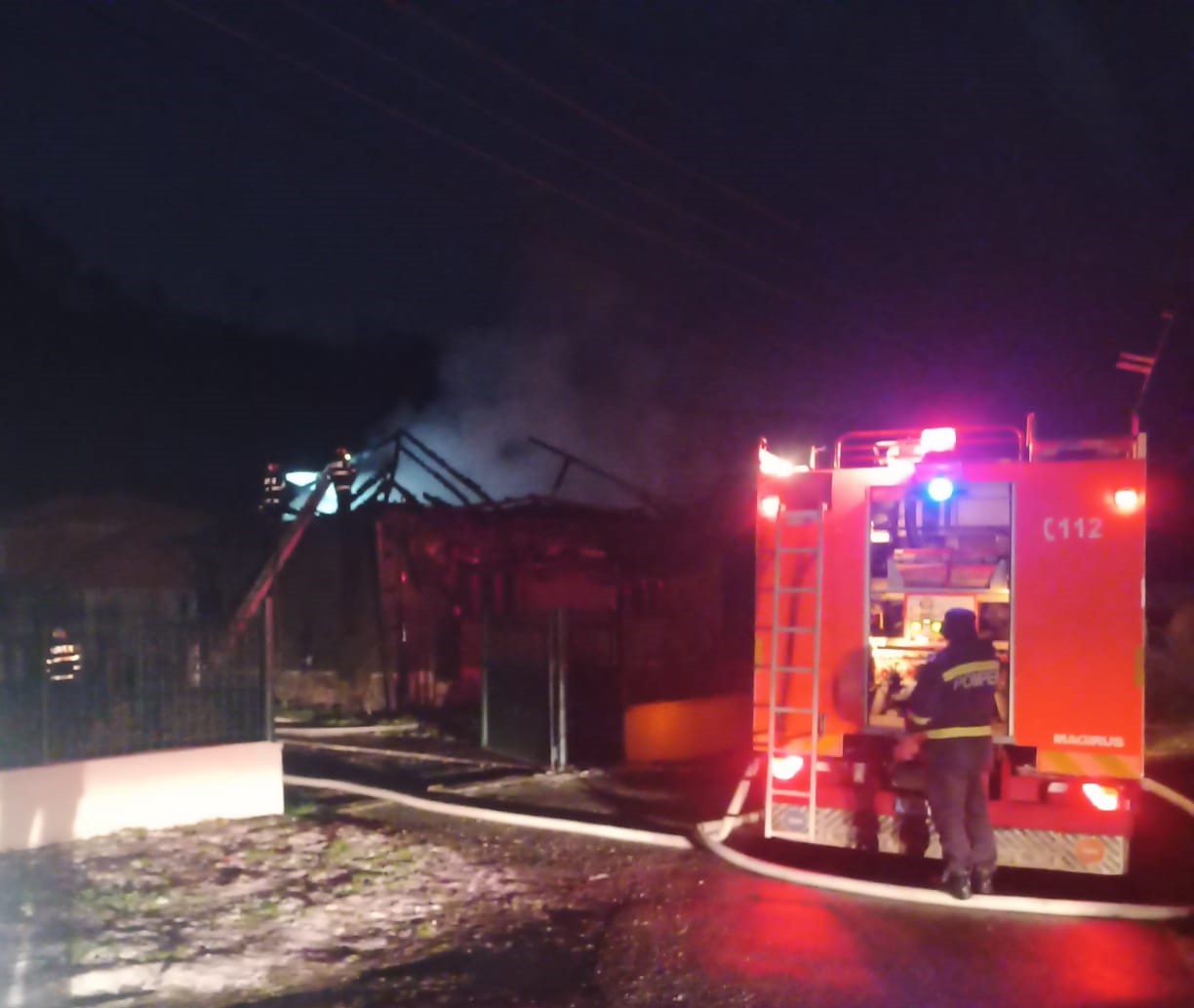 FOTO – VIDEO | Incendiu deosebit de violent in Bratca