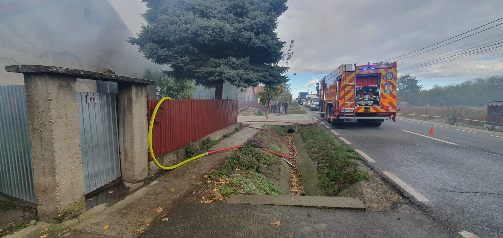 O persoana salvata dintr-un incendiu violent la o casa din Biharia