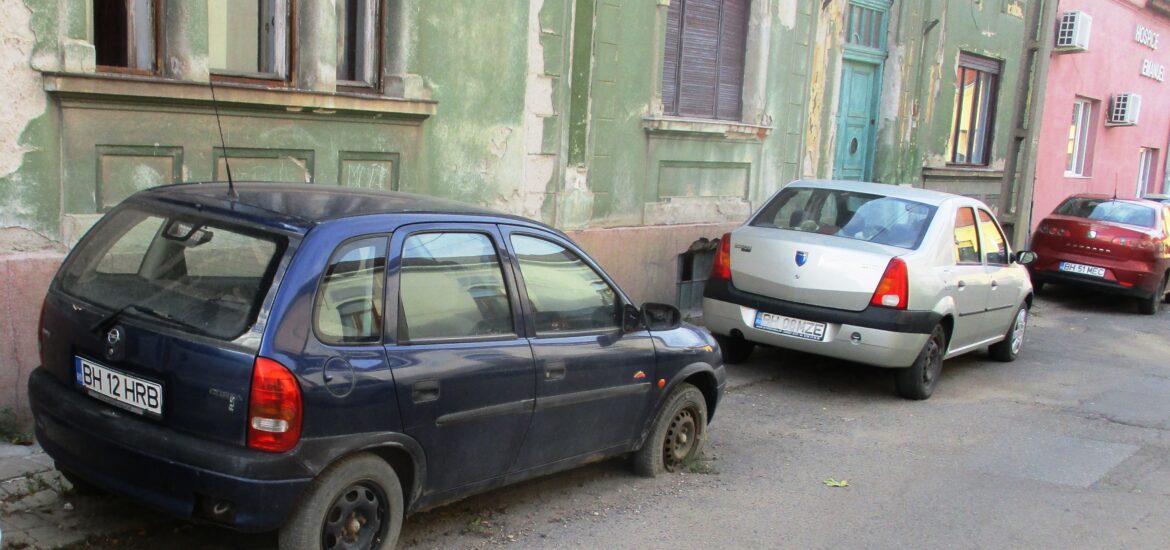 Un autovehicul marca Opel a fost ridicat de Politia Locala, de pe strada Redutei.