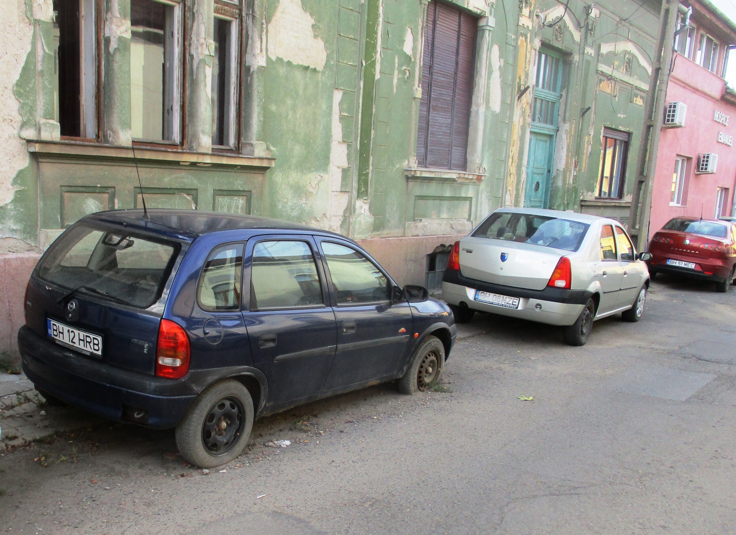 Un autovehicul marca Opel a fost ridicat de Politia Locala, de pe strada Redutei.