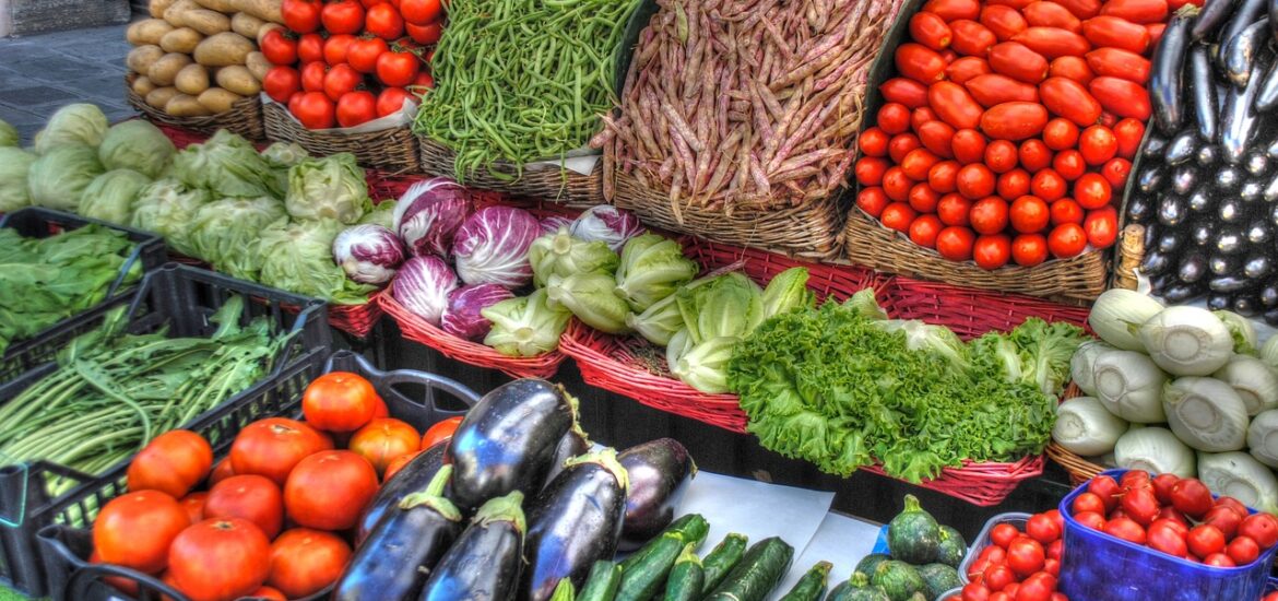 Sector destinat comercializarii de legume-fructe in Piata 100 din Oradea