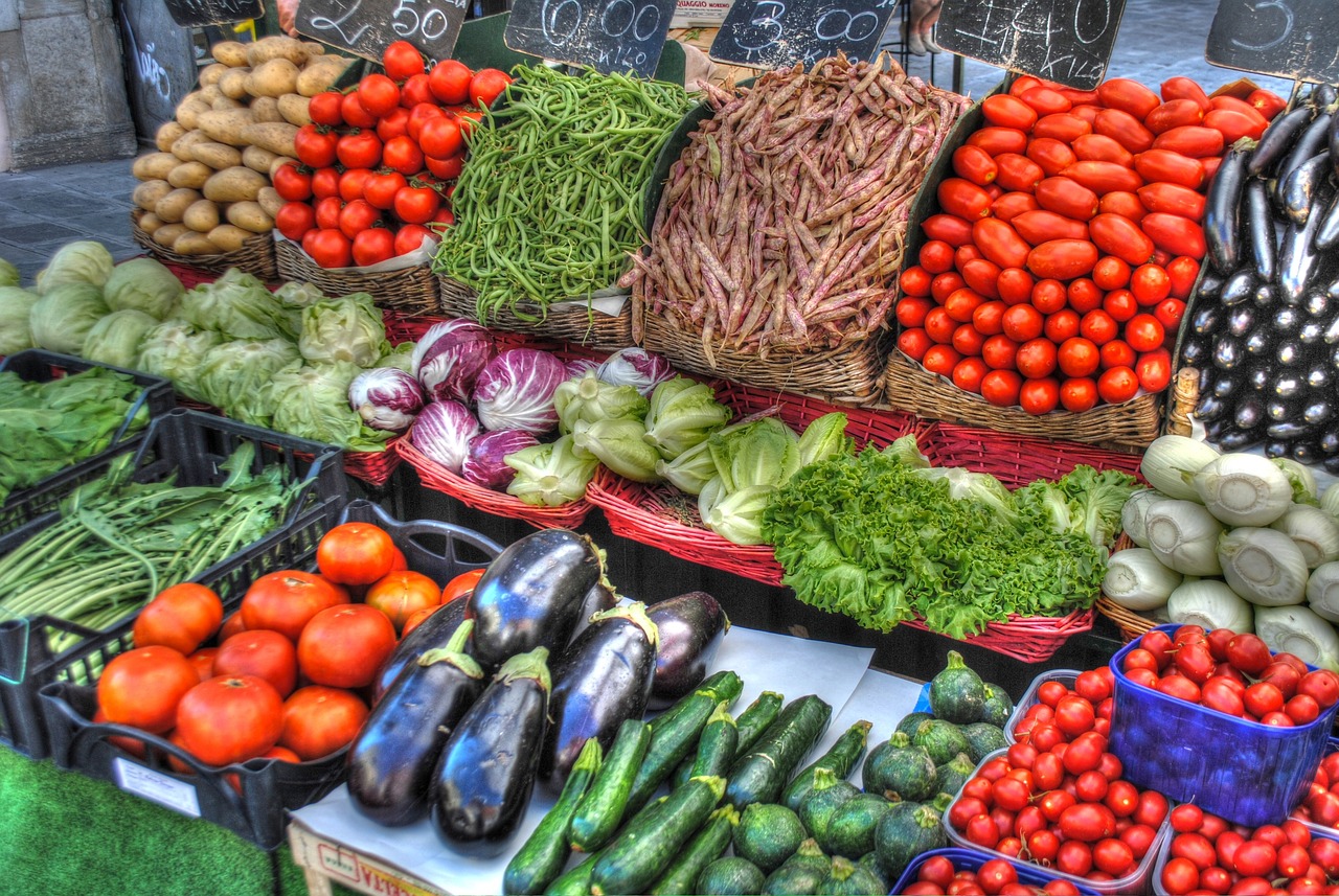 Sector destinat comercializarii de legume-fructe in Piata 100 din Oradea