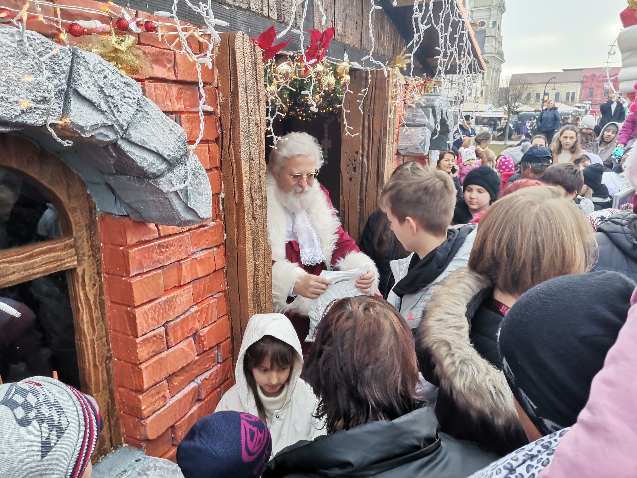 Sambata, 23 decembrie, copiii sunt asteptati la casuta lui Mos Craciun, din Târgul de Crăciun din Oradea, pentru a primi daruri