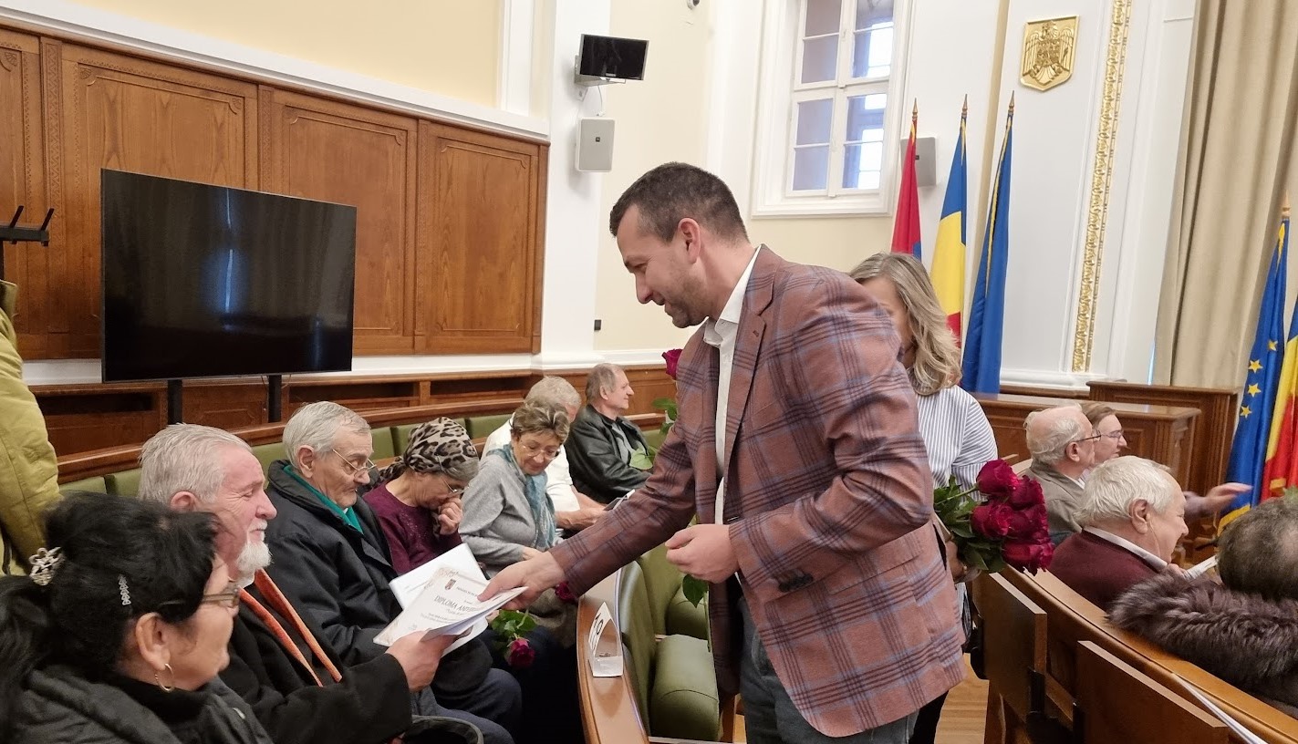 Foto | 26 de cupluri care au împlinit 50 de ani de căsătorie au fost premiate de primarul Florin Birta