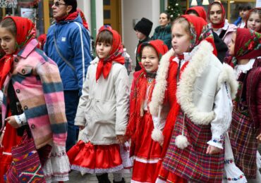 Foto | 45 de cete de colindători de la școlile din întregul județ au venit în Oradea să vestească Nașterea Domnului prin colinde autentice.