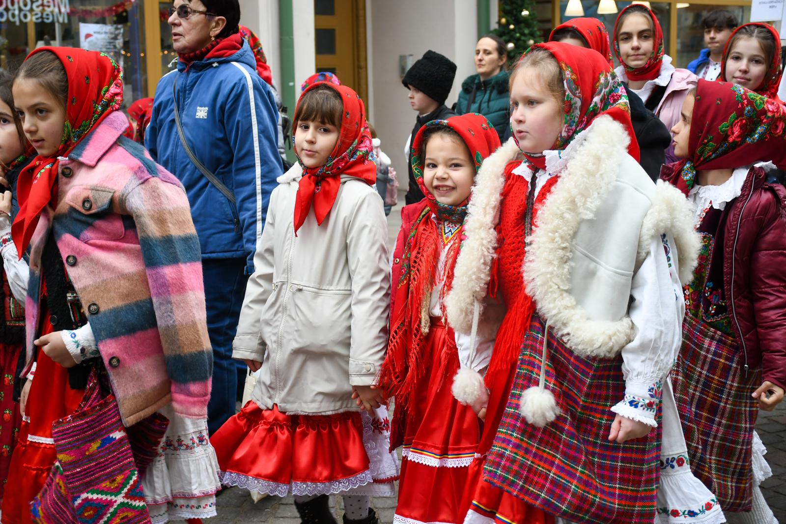 Foto | 45 de cete de colindători de la școlile din întregul județ au venit în Oradea să vestească Nașterea Domnului prin colinde autentice.