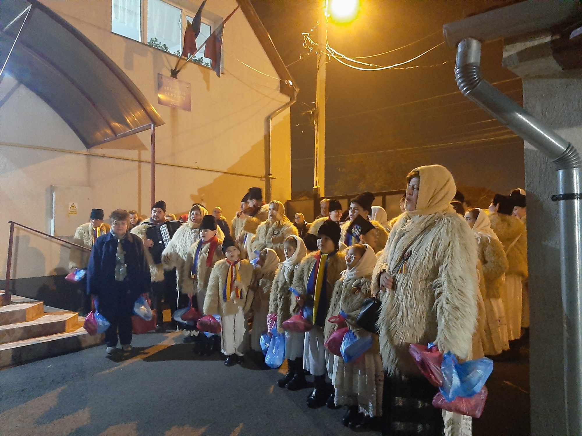 Peste 100 de porții de mâncare și colinde pentru oamenii străzii