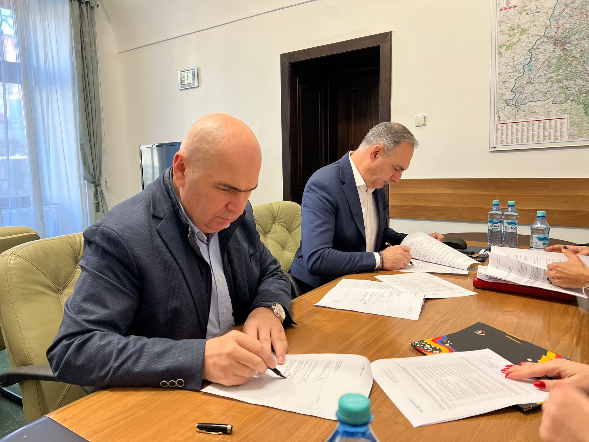 Bolojan muta modelul de administratie eficienta si dezvoltare accelerata, de pe vremea cand era primar, la judet. Cum a facut rost de bani pentru ca 5 proiecte judetene de infrastructura rutiera sa nu se blocheze