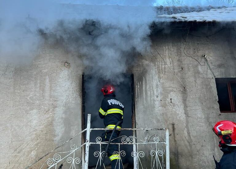 Un barbat de 57 de ani din localitatea Izbuc a fost ranit grav intr-un incendiu ce i-a cuprins casa