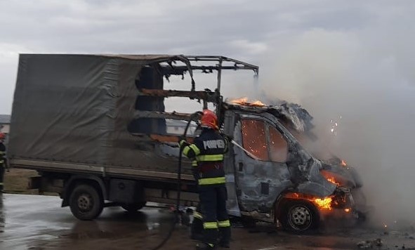 O autoutilitara, parcata in curtea unei fabrici din Santandrei, a luat foc.