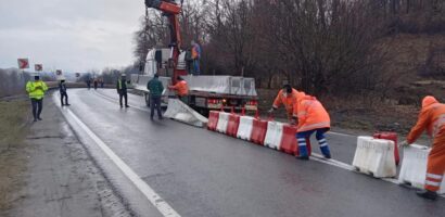 Se monteaza parapeti de protectie pe DN 1 Oradea – Cluj-Napoca