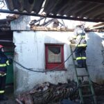 Incendiu la o casa din Osorhei, in aceasta dimineata. Proprietarul a suferit arsuri in incercarea de a-si salva bunurile