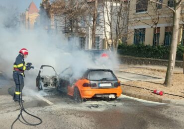 O masina a luat foc in mers pe Calea Armatei Romane din Oradea