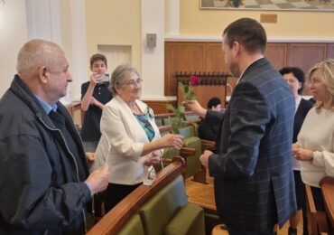 25 de familii care au implinit 50 de ani de casatorie, au fost premiate cu bani de primarul Florin Birta