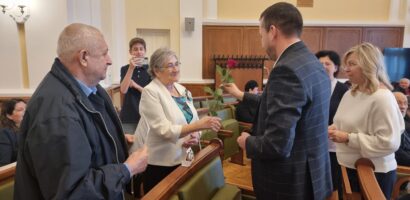 25 de familii care au implinit 50 de ani de casatorie, au fost premiate cu bani de primarul Florin Birta
