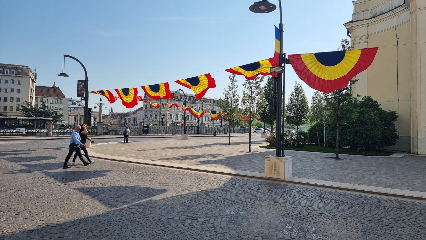 Centrul orașului se îmbracă în tricolor – Au început pregătirile pentru 20 aprilie