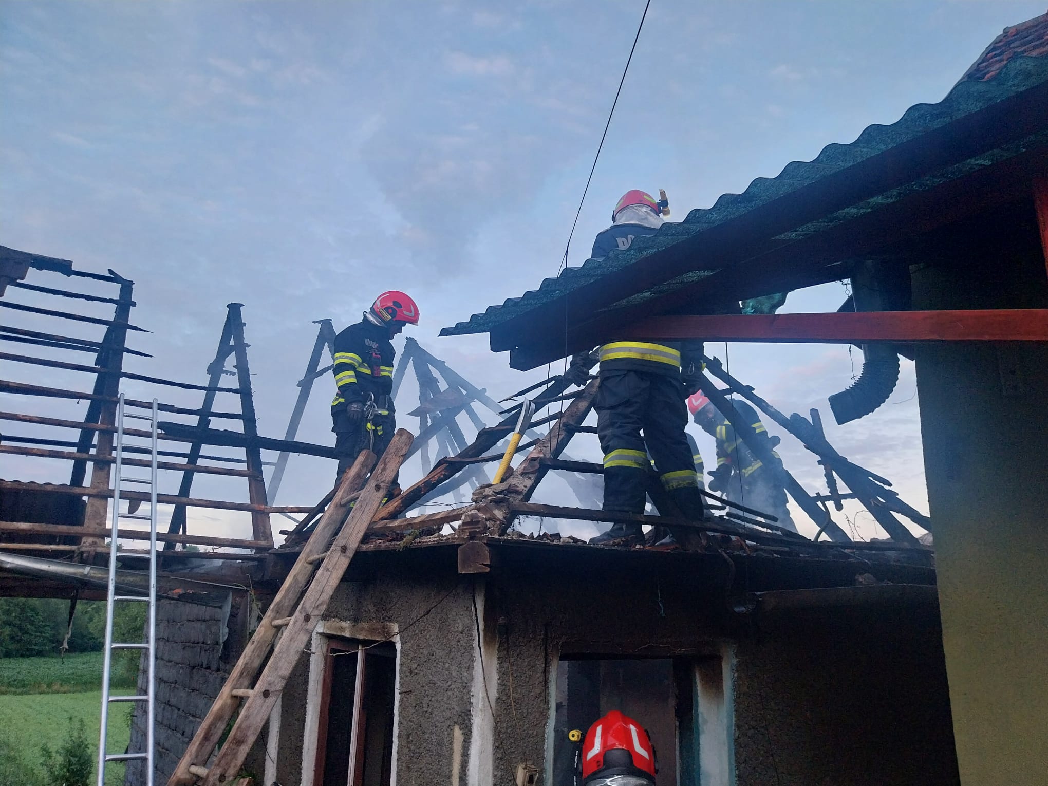 Un tânăr de 27 de ani a murit carbonizat în urma unui incendiu produs în localitatea bihoreană Luncșoara