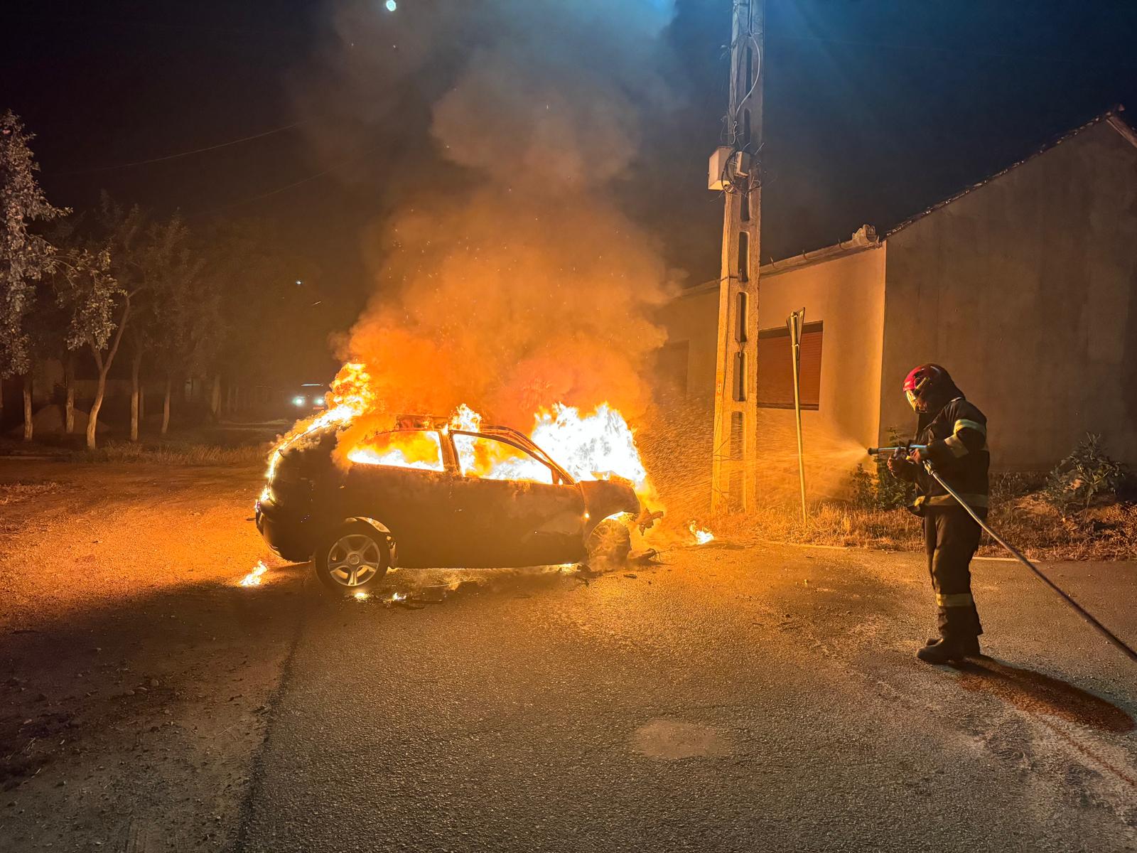 La un pas de tragedie! Accident urmat de incendiu la o masina in localitatea Finis. Trei minori au reusit sa iasa la timp din masina in flacari