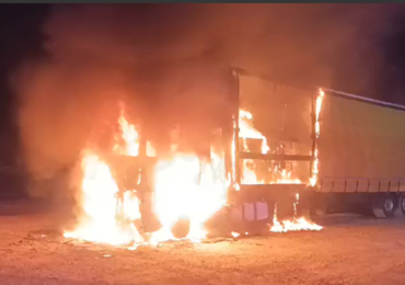 Incendiu violent la un autocamion, pe strada Șoseaua Borșului din Oradea