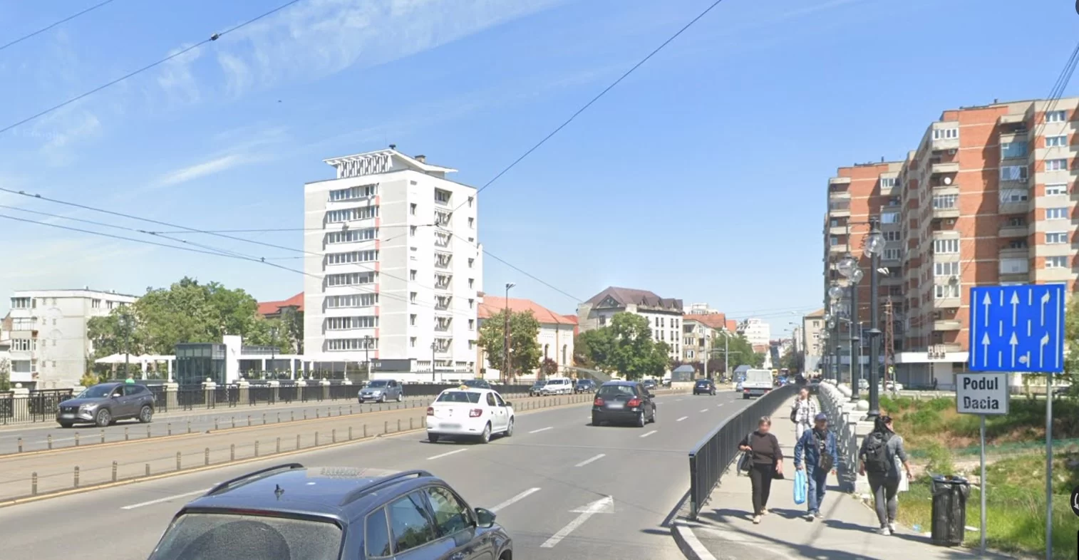 Se spala balustradele de pe podul Dacia. In 4, 6 si 8 noiembrie vor fi restrictii temporare de circulatie pe pod