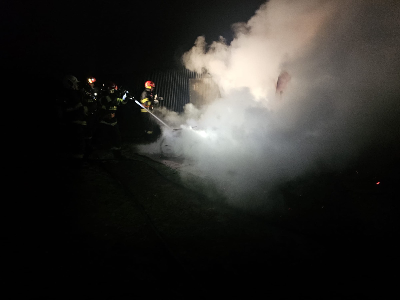 Un barbat din Sumughiu a murit in urma unui incendiu la propria locuinta, dupa ce butelia cu care incalzea o soba a explodat