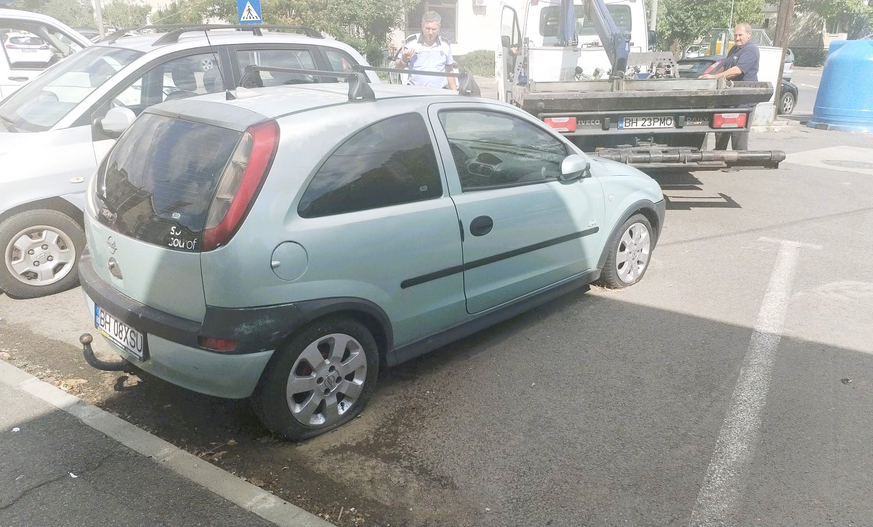 Mașină abandonată ridicată de pe strada Sovata din Oradea. Proprietarul are 10 zile să o recupereze