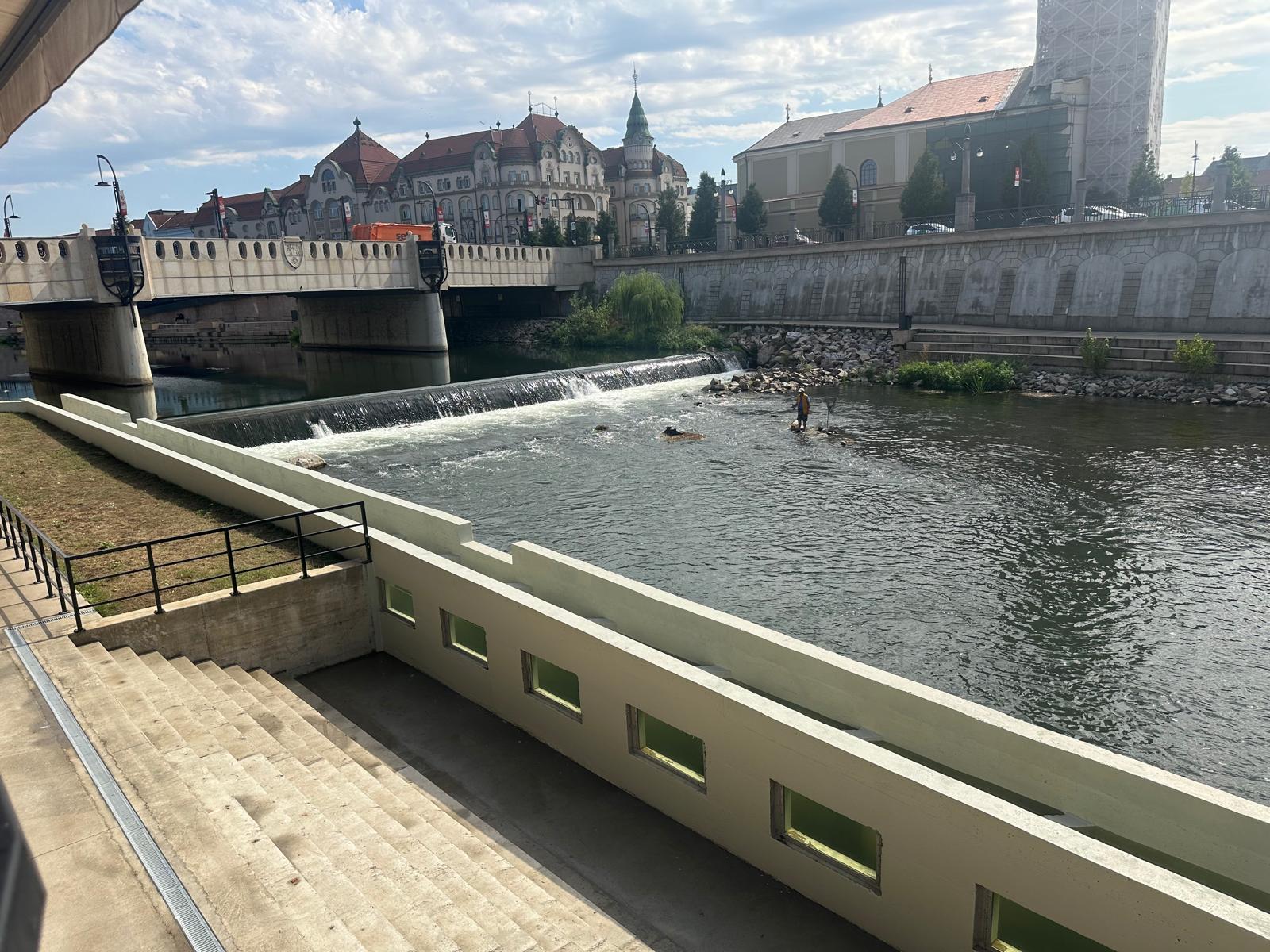 Lucrările de amenajare de pe malul Crișului Repede, finalizate: promenadă și scară de pești