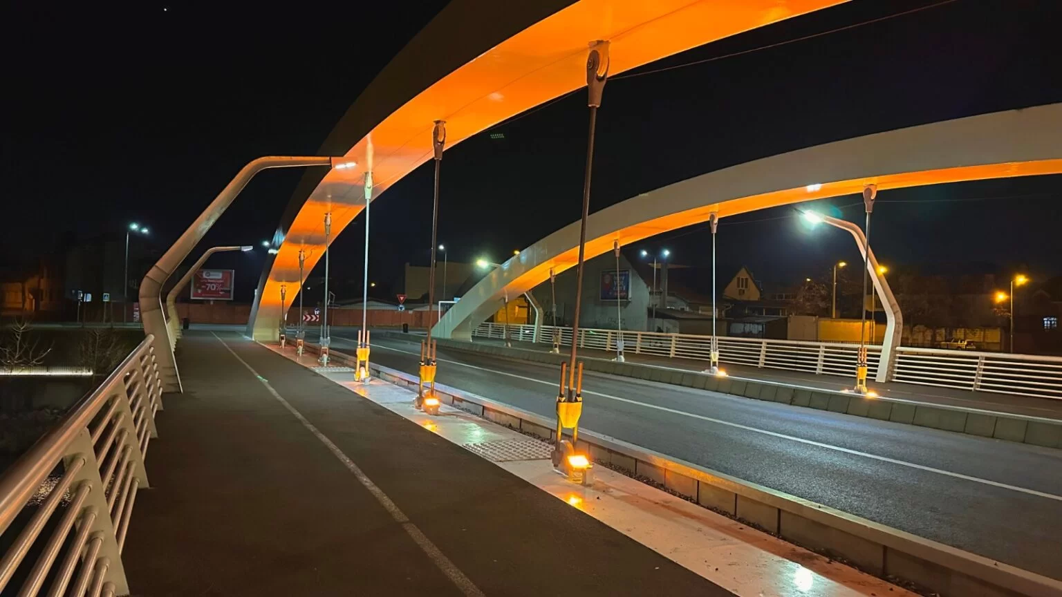 Podul Centenarului și pasajul de pe Calea Borșului, iluminate în portocaliu de Ziua Mondială a Luptei Împotriva Cancerului