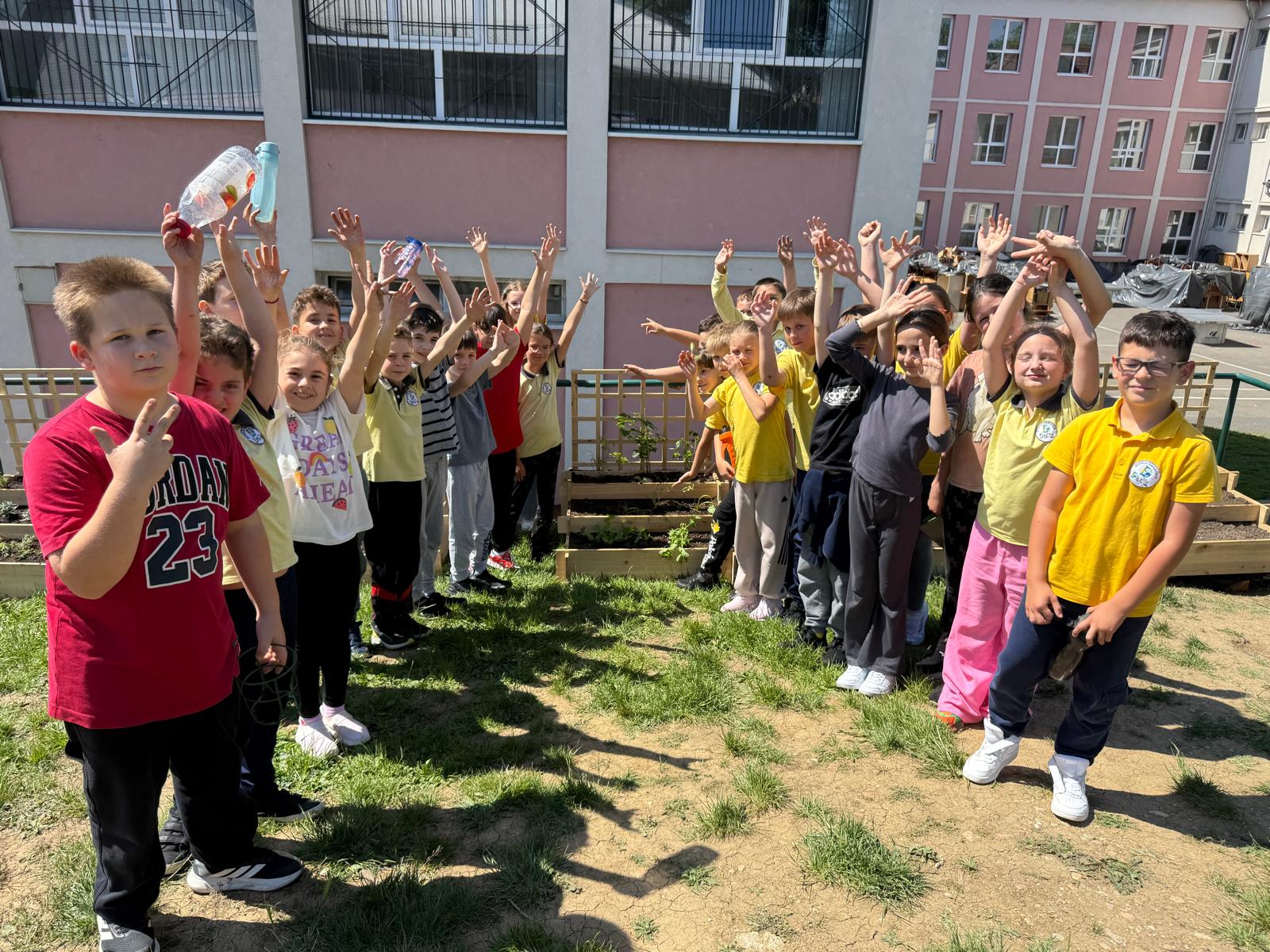 Peste 500 de elevi din Oradea au învățat permacultură în grădini amenajate chiar în curtea școlii