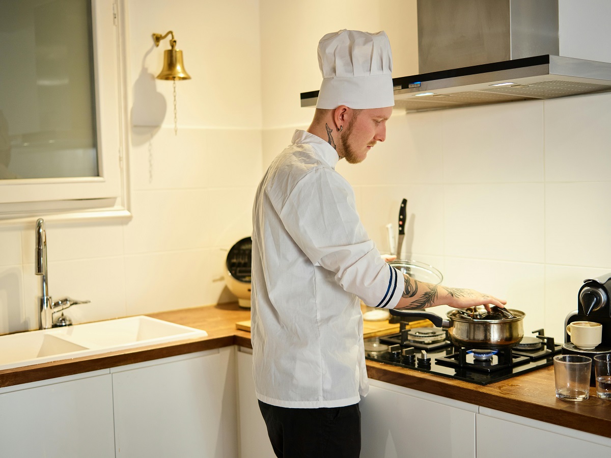 Hotă din inox profesională – alegerea inspirată pentru o bucătărie aerisită și curată